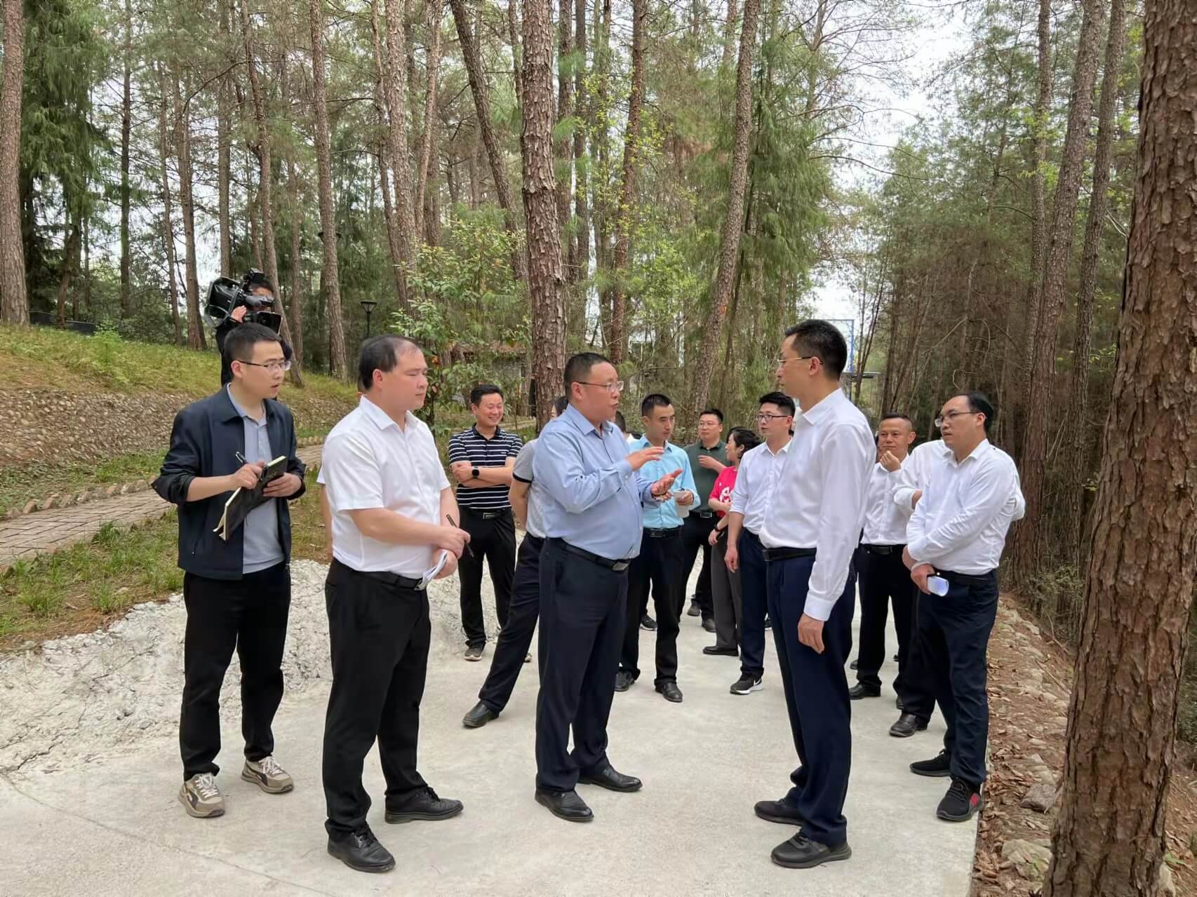 通江縣縣委書記李玉甫帶領(lǐng)發(fā)改、財政、經(jīng)信等部門負(fù)責(zé)人等一行來公司調(diào)研