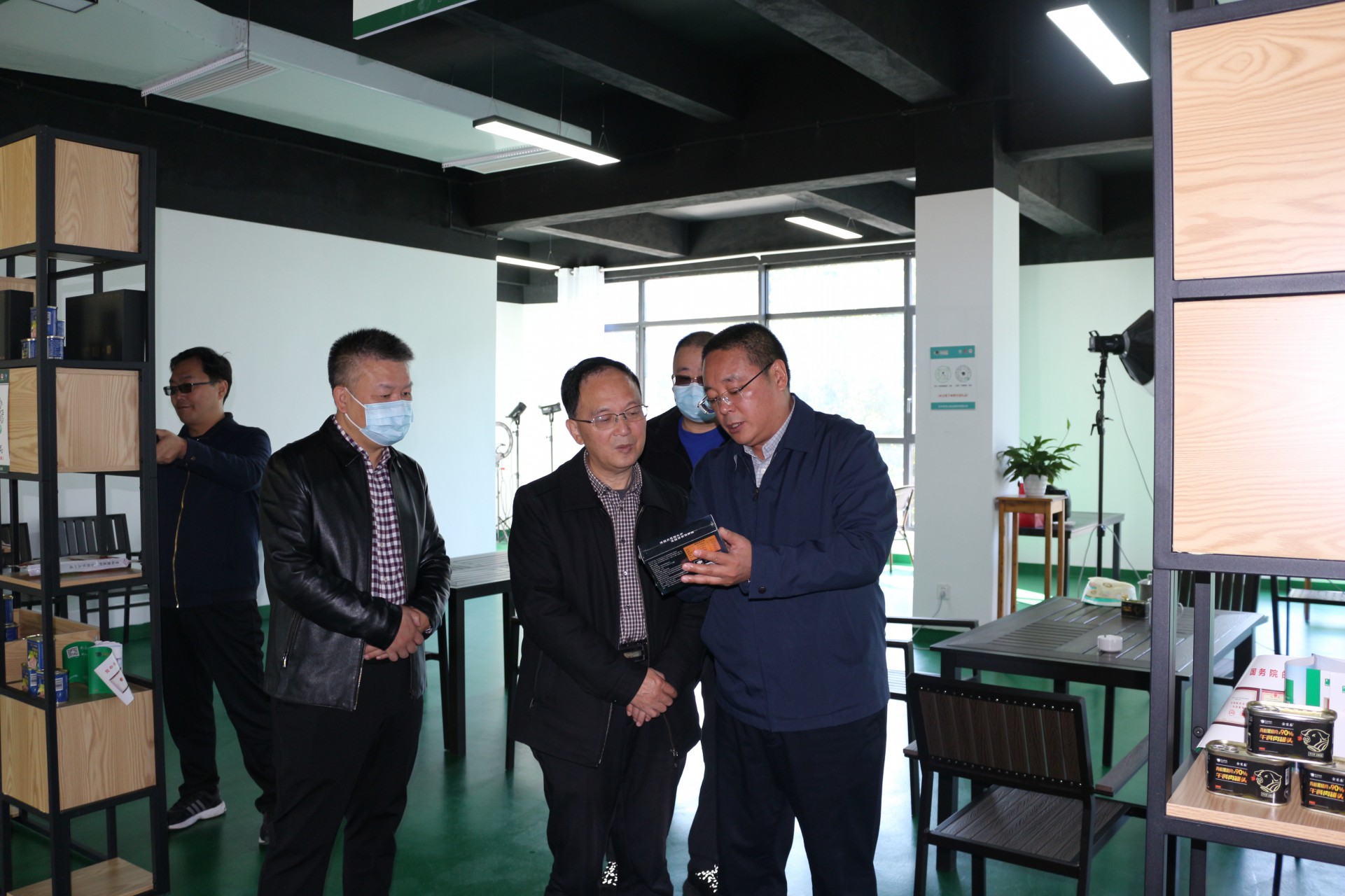 巴中市人大常委會黨組副書記、副主任袁聞聰一行蒞臨巴山牧業考察并調研